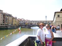 Florenz-dahinter die Bücke-Ponte  Vecchio