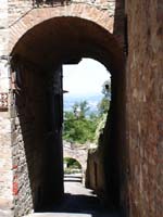 San Gimignano-Blick durch Torbogen