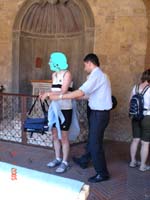 San Gimignano-Touristin mit kurzer Hosen in Basilica unerwünscht